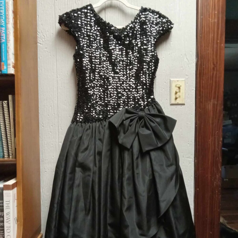 Huey Waltzer for Darcy Dress - Black Sequins w/Bow